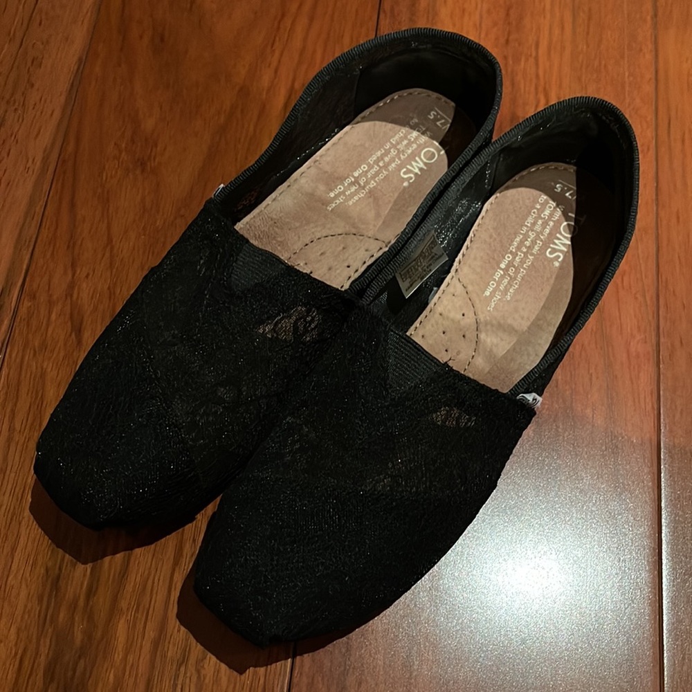 Black lace Toms